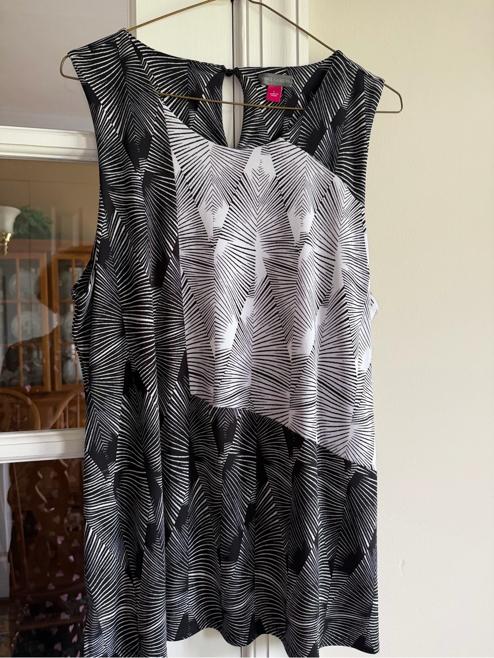 Vince Camuto Black & White Abstract Geometric Sleeveless Top - Picture 2 of 3